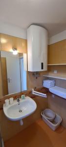 Koupelna v ubytování Apartmani Cesar