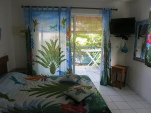 Una televisión o centro de entretenimiento en Résidence des îles