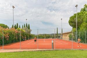 Tenis alebo squash v ubytovaní Cottage Zizzolo alebo jeho okolí