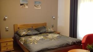 Rozalin的住宿－WYGODA，一间卧室配有一张带两个枕头的床