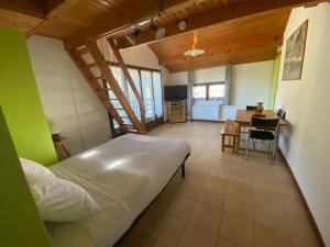 1 Schlafzimmer mit einem Bett und einem Esszimmer in der Unterkunft Chalet au Mont-Lozère - Chantegrive in Pourcharesses