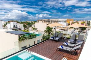 un balcone con sedie e una piscina in un edificio di Hotelito del Mar Playa del Carmen a Playa del Carmen