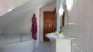 ein Badezimmer mit Badewanne, Toilette und Waschbecken in der Unterkunft Appartamento panoramico Santa Domenica in Santa Domenica + 61 Fotos