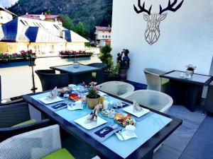 einen Tisch mit Speisen auf dem Balkon in der Unterkunft Landhaus Ambachhof in Oetz