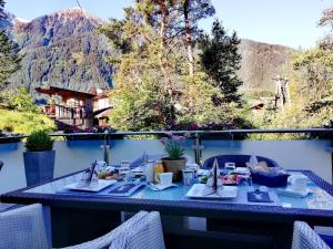 Ein allgemeiner Bergblick oder ein Berglick von der Pension aus