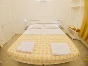 um quarto com uma cama grande e toalhas em Central Savona B&B em Savona