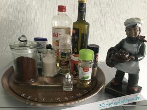 een tafel met een beeldje van een chef-kok en andere ingrediënten bij Fewo Nationalpark Schwarzwald in Freudenstadt