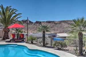 Bazén v ubytování Heated Pool, Spa and Mtn Views Lake Havasu Home! nebo v jeho okolí