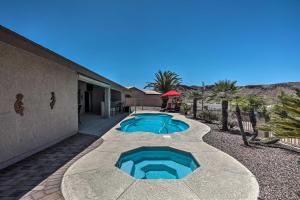 Bazén v ubytování Heated Pool, Spa and Mtn Views Lake Havasu Home! nebo v jeho okolí