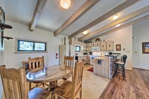 ルイドソにあるSpacious Ruidoso Retreat Game Room and Pool Access!のテーブルと椅子のあるキッチンとダイニングルーム