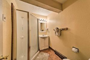 ルイドソにあるSpacious Ruidoso Retreat Game Room and Pool Access!のシャワーと洗面台付きのバスルーム +22枚の写真