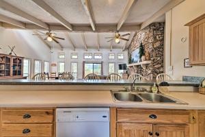 una cocina con fregadero y encimera en Ruidoso Home with Private Wet Bar and Pool Table, en Ruidoso