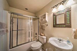 Un baño con ducha, inodoro y lavabo. en Ruidoso Home with Private Wet Bar and Pool Table, en Ruidoso 18 fotos más