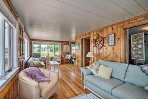 Gallery image of Deck and Beach Access Waterfront Cape Cod Cottage in Wareham +27 photos