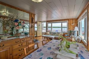 un soggiorno con un tavolo e un divano di Deck and Beach Access Waterfront Cape Cod Cottage a Wareham