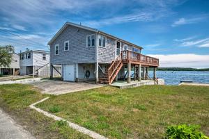 una grande casa con terrazza accanto all'acqua di Deck and Beach Access Waterfront Cape Cod Cottage a Wareham