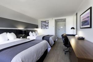 Katil atau katil-katil dalam bilik di Hotel Rimouski +11 gambar