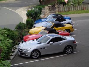 eine Reihe von Autos auf einem Parkplatz in der Unterkunft Gasthof - Pension Schamberger in Neukirchen beim Heiligen Blut