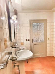 A bathroom at B&B Il Pettirosso