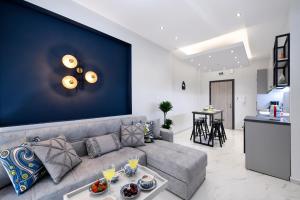 een woonkamer met een bank en een tafel bij Adell Deluxe Apartments in Kavala