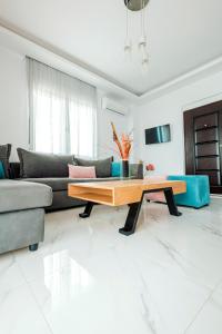 Televízia a/alebo spoločenská miestnosť v ubytovaní Design Suites Efharis (Brusco)