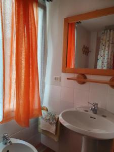 A bathroom at B&B Il Pettirosso