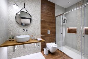 A bathroom at Adell Deluxe Apartments