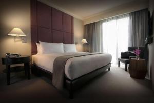Hippodrome Hotel Condesa في مدينة ميكسيكو: غرفة فندقية بسرير كبير ونافذة