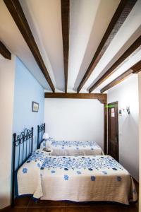 1 dormitorio con 1 cama con paredes azules en Pasaje San Jorge en Comillas