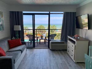 sala de estar con sofá y vistas al océano en 354 Beach Daze Oceanfront Great Location en Myrtle Beach