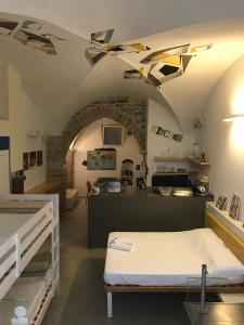 Pokój szpitalny z łóżkiem i kuchnią w obiekcie Little Italy Boutique Hostel w mieście Perugia