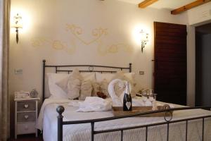 een slaapkamer met een bed en een tafel met handdoeken bij Le Coeur du Pont in Donnaz
