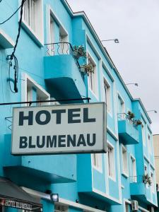 een bord voor een hotelbilimanu aan de zijkant van een gebouw bij Hotel Blumenau Centro in Curitiba