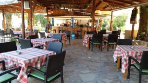 A restaurant or other place to eat at Pension Nychterida