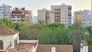widok miasta z wysokimi budynkami w obiekcie Playa Santa María 3 Dormitorios 2 Baños w Kadyksie