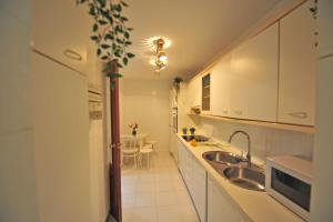 Kuchnia lub aneks kuchenny w obiekcie Playa Santa María 3 Dormitorios 2 Baños