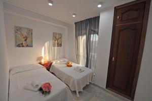 pokój hotelowy z dwoma łóżkami i oknem w obiekcie Playa Santa María 3 Dormitorios 2 Baños w Kadyksie +22 zdjęcia