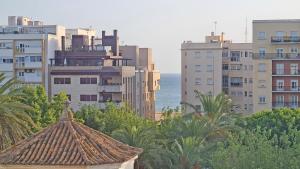 - une vue sur la ville avec ses bâtiments et l'océan dans l'établissement Playa Santa María 3 Dormitorios 2 Baños, à Cadix
