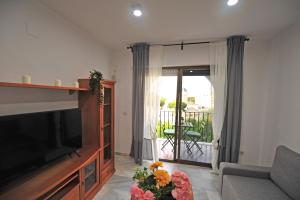Telewizja i/lub zestaw kina domowego w obiekcie Playa Santa María 3 Dormitorios 2 Baños