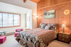 Ένα ή περισσότερα κρεβάτια σε δωμάτιο στο Alpine Villa 21 - Perfect for a Couple or Family of Four Walk to Lifts & Town