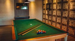 a snooker table in a room with a pool at Hotel Tirol in Treze Tílias