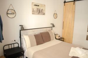 - une chambre avec un grand lit blanc dans l'établissement Apartamentos RuiSol - AUTO CHECKIN - by Centrall alquileres turísticos, à Nerja