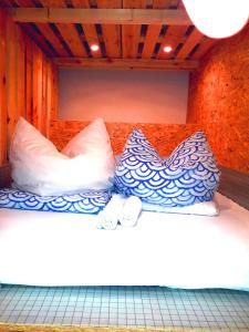 Uma cama ou camas num quarto em FOX BOX I Capsule Apt