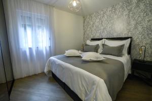 una camera con un grande letto e una finestra di Luxury Apartment Knezovic a Sinj (Signo)