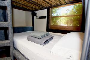 un letto a castello in una stanza con una finestra di Sheridan Hostel a Dania Beach