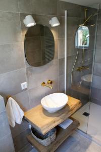 un baño con lavabo y ducha en Fabel aan Zee, en Zandvoort