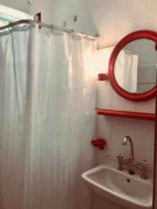 Koupelna v ubytování Costas Rooms