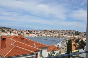widok na miasto z zbiornikiem wodnym w obiekcie Design apartments 3&4 w miejscowości Mali Lošinj