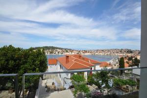 balcón con vistas a la ciudad y a un cuerpo de agua en Design apartments 3&4, en Mali Lošinj