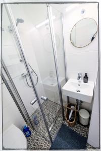 ein kleines Bad mit einem Waschbecken und einem Spiegel in der Unterkunft Ferienwohnung Seeblick Grundlsee in Grundlsee